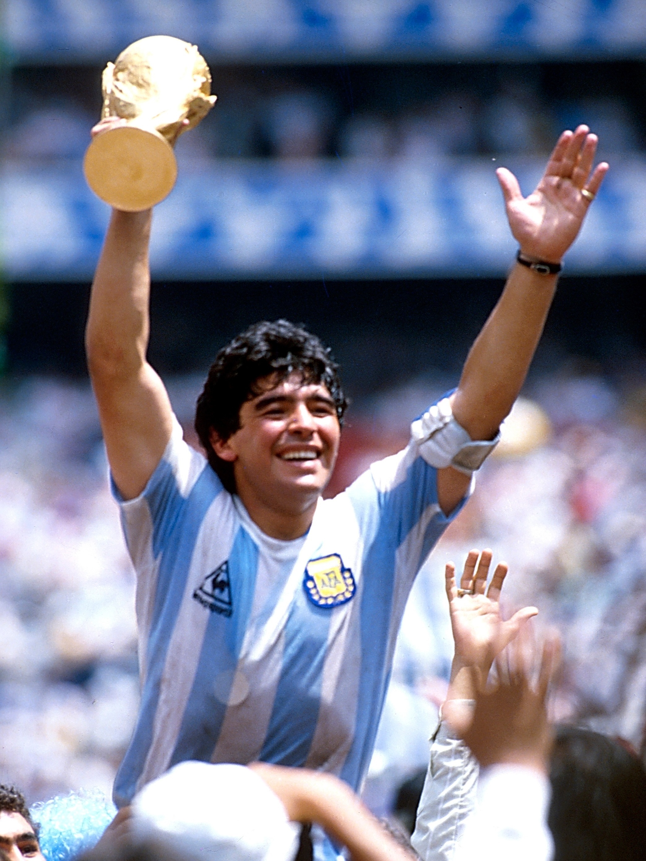 camisa-seleção-argentina-copa-do-mundo-1986-home-titular-retrô-branca-azul-diego-armando-maradona-passarela-