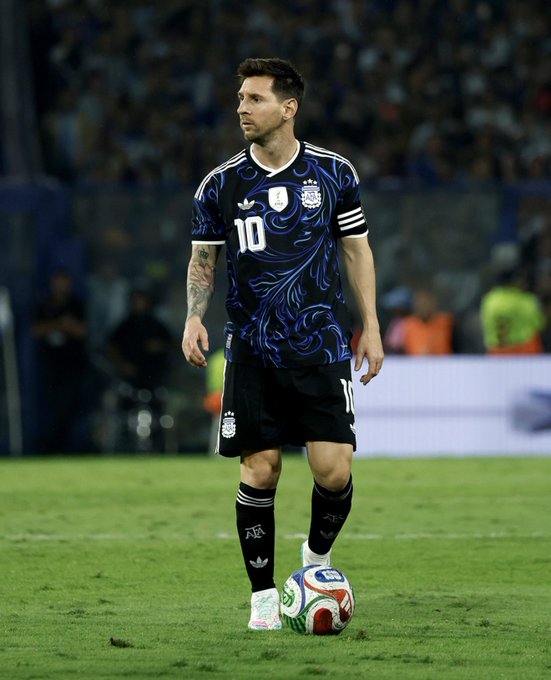 camisa-seleção-argentina-copa-do-mundo-2026-away-uniforme-reserva-preta-azul-masculina-modelo-player-jogador-lionel-messi-julian-alvarez-enzo-fernandez-lautaro-martinez-rodrigo-de-paul-