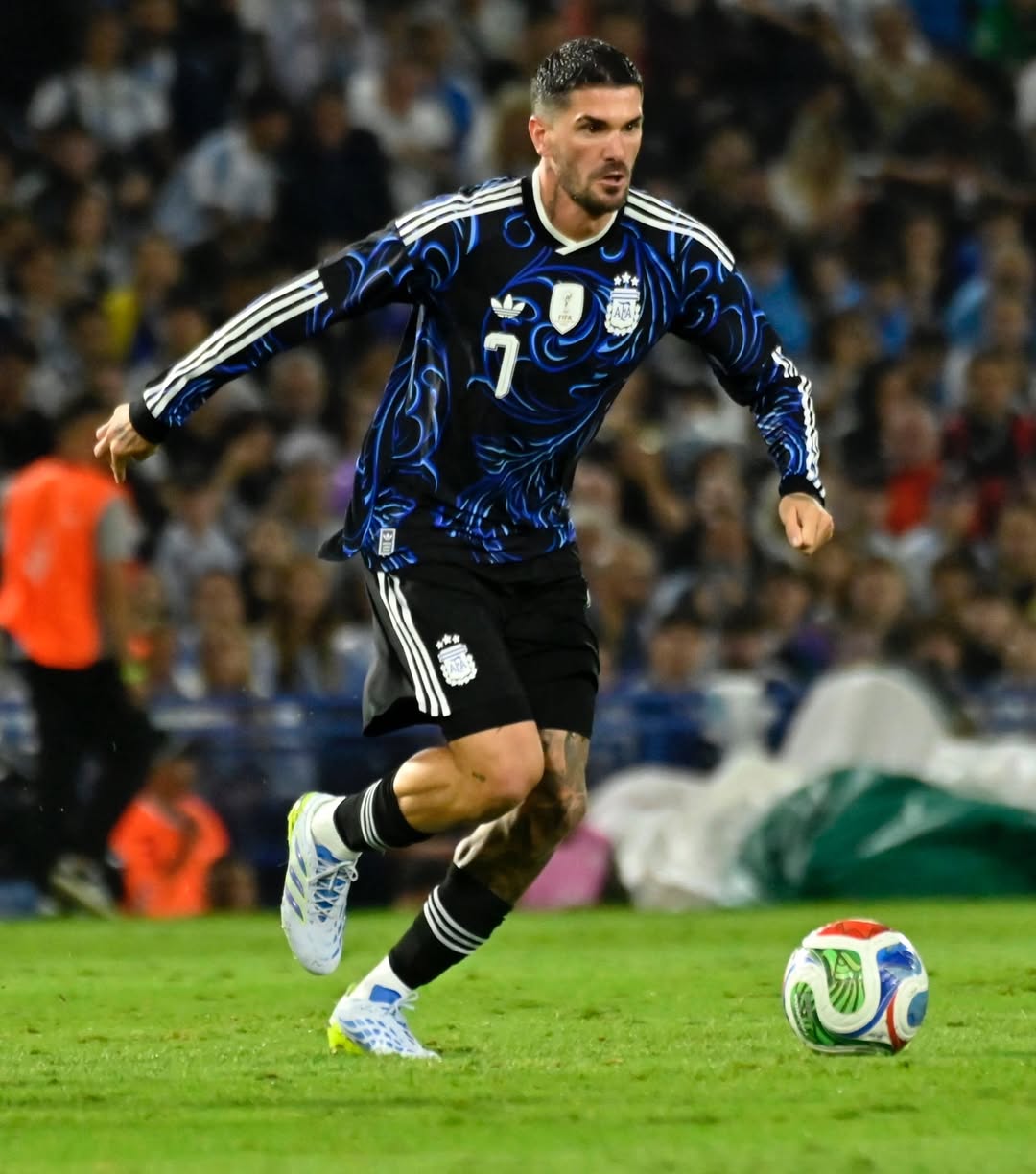 camisa-seleção-argentina-copa-do-mundo-2026-away-uniforme-reserva-preta-azul-masculina-modelo-torcedor-lionel-messi-julian-alvarez-enzo-fernandez-lautaro-martinez-rodrigo-de-paul-