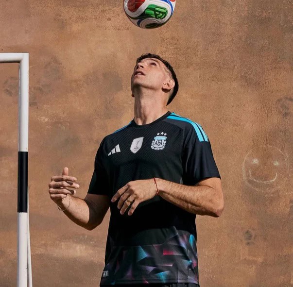 camisa-seleção-argentina-copa-do-mundo-2026-goleiro-preta-azul-masculina-modelo-torcedor-emiliano-dibu-martinez-lionel-messi-
