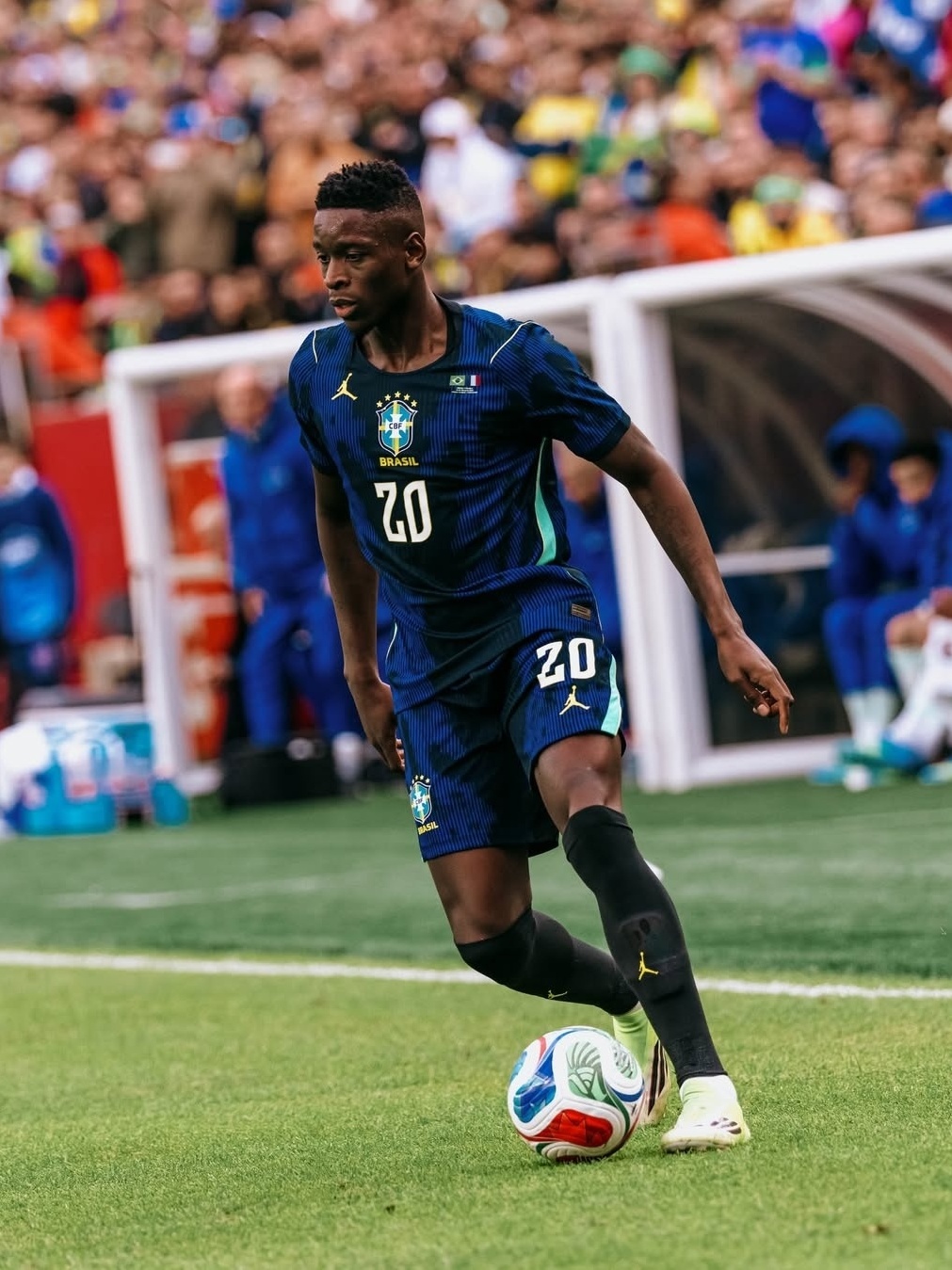 camisa-seleção-brasileira-brasil-away-azul-uniforme-reserva-copa-do-mundo-2026-masculina-modelo-player-neymar-vini-jr-vinicius-luiz-henrique-endrick-bruno-guimaraes-marquinhos-igor-thiago-paqueta-raphinha-casemiro-