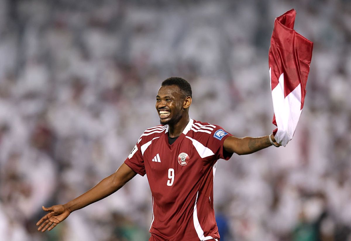 camisa-seleção-catar-qatar-24-25-home-catari-vermelha-i-modelo-torcedor-2024-2025-akram-afif-haydos-almoez-ali-