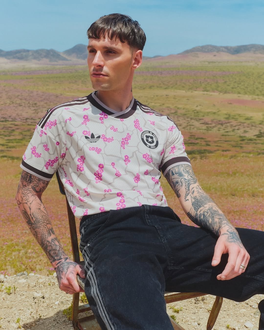 camisa-seleção-chile-chilena-roja-away-2026-deserto-florido-masculina-modelo-torcedor-bege-branca-creme-marfim-tapia-pulgar-cepeda-