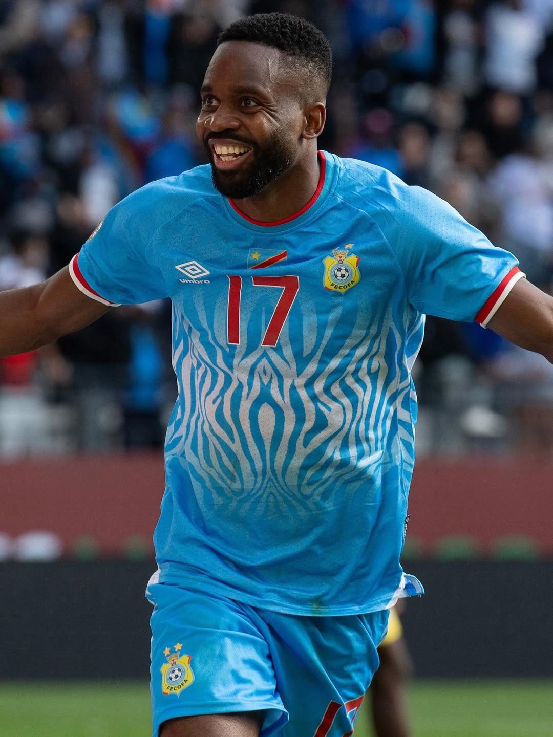 camisa-seleção-congo-2026-home-azul-masculina-modelo-torcedor-africa-mbeuma-bakambu-bissaka-tuanzebe-