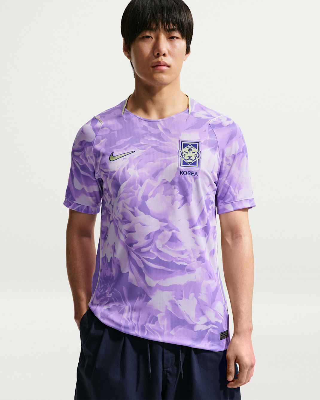 camisa-seleção-coréia-do-sul-2026-copa-do-mundo-away-lilas-masculina-modelo-torcedor-heung-min-son-Kim-Min-jae-lee-kang-hee-chan-