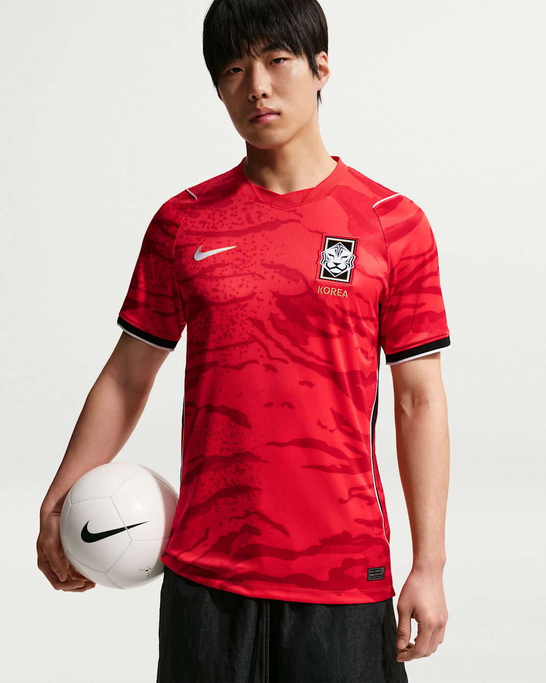 camisa-seleção-coréia-do-sul-2026-home-copa-do-mundo-masculina-modelo-torcedor-heung-min-son-Kim-Min-jae-lee-kang-hee-chan-