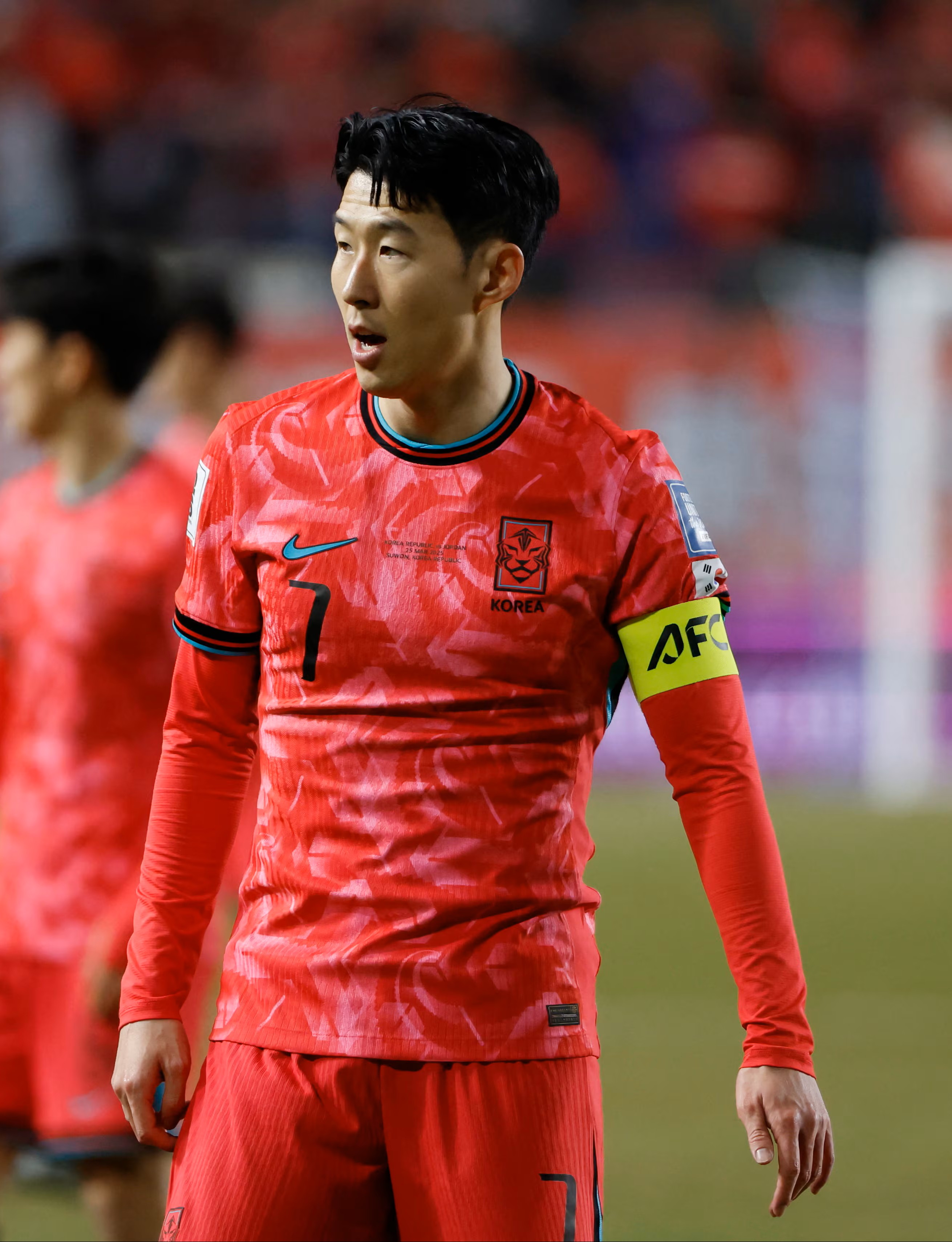camisa-seleção-coréia-do-sul-I-home-2024-2025-masculina-modelo-player-vermelha-heung-min-son-
