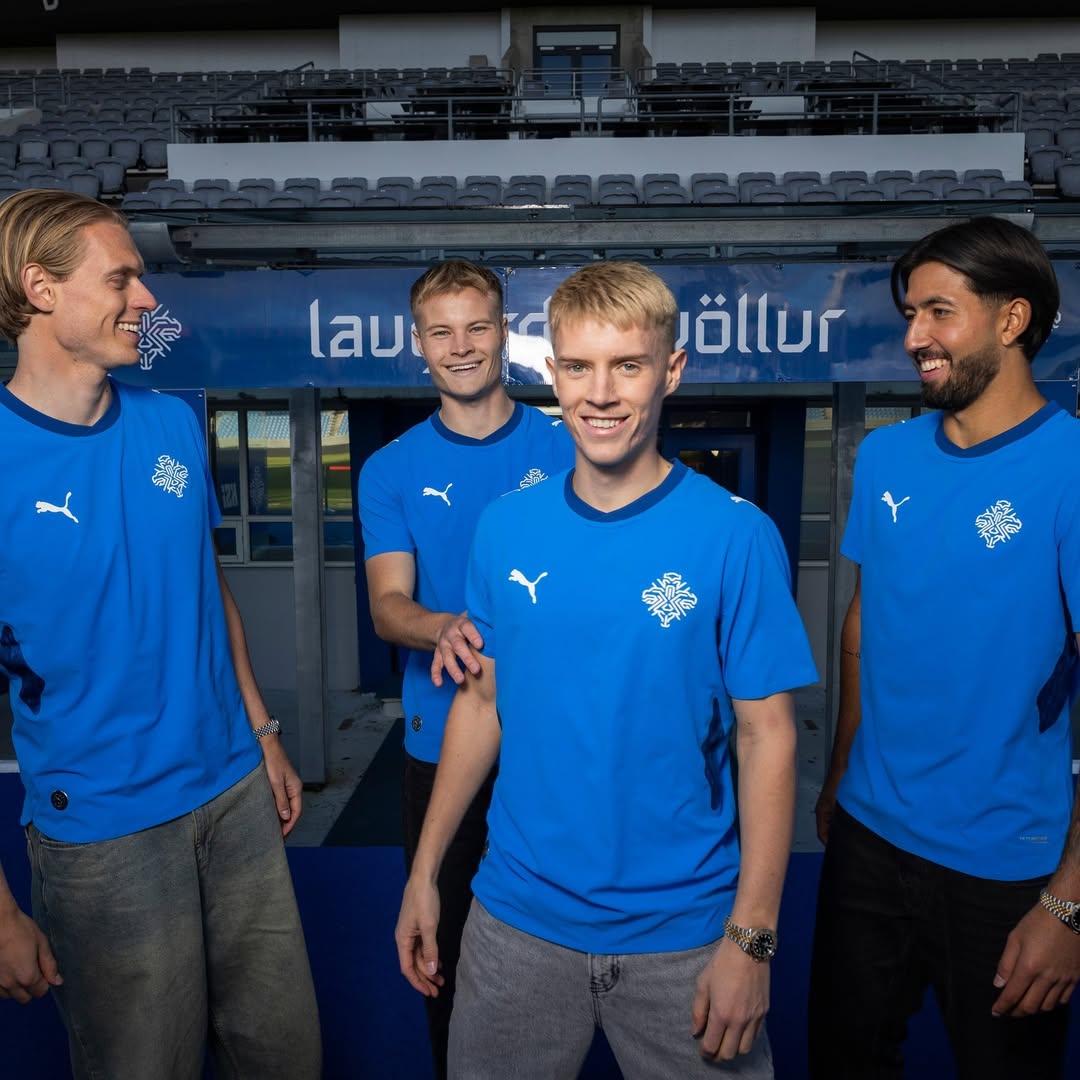 camisa-seleção-islandia-2026-home-azul-masculina-modelo-torcedor-gudmundsson-gunnarsson-