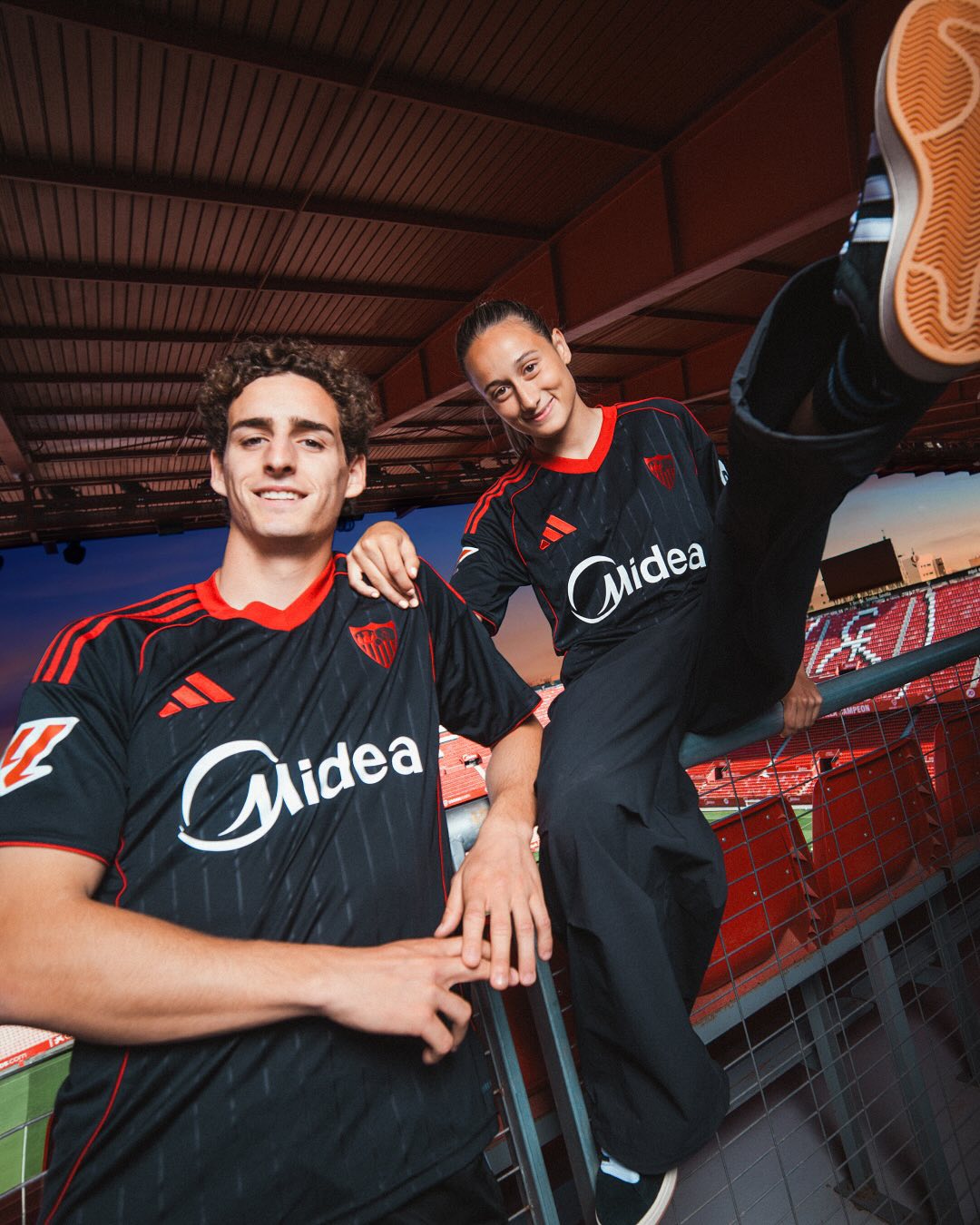 camisa-sevilla-away-25-26-2025-2026-preta-vermelha-reserva-modelo-torcedor-rafa-mir-iheanacho-janujaj-marcao-