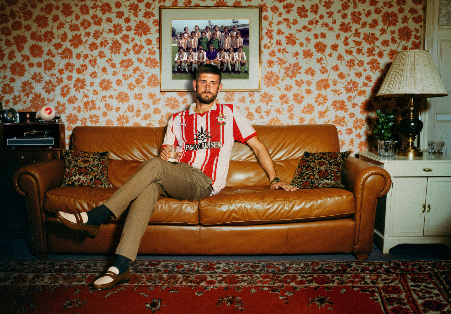 camisa-southampton-home-25-26-2025-2026-branca-vermelha-masculina-fraser-oriol-romeu-armstrong-archer-