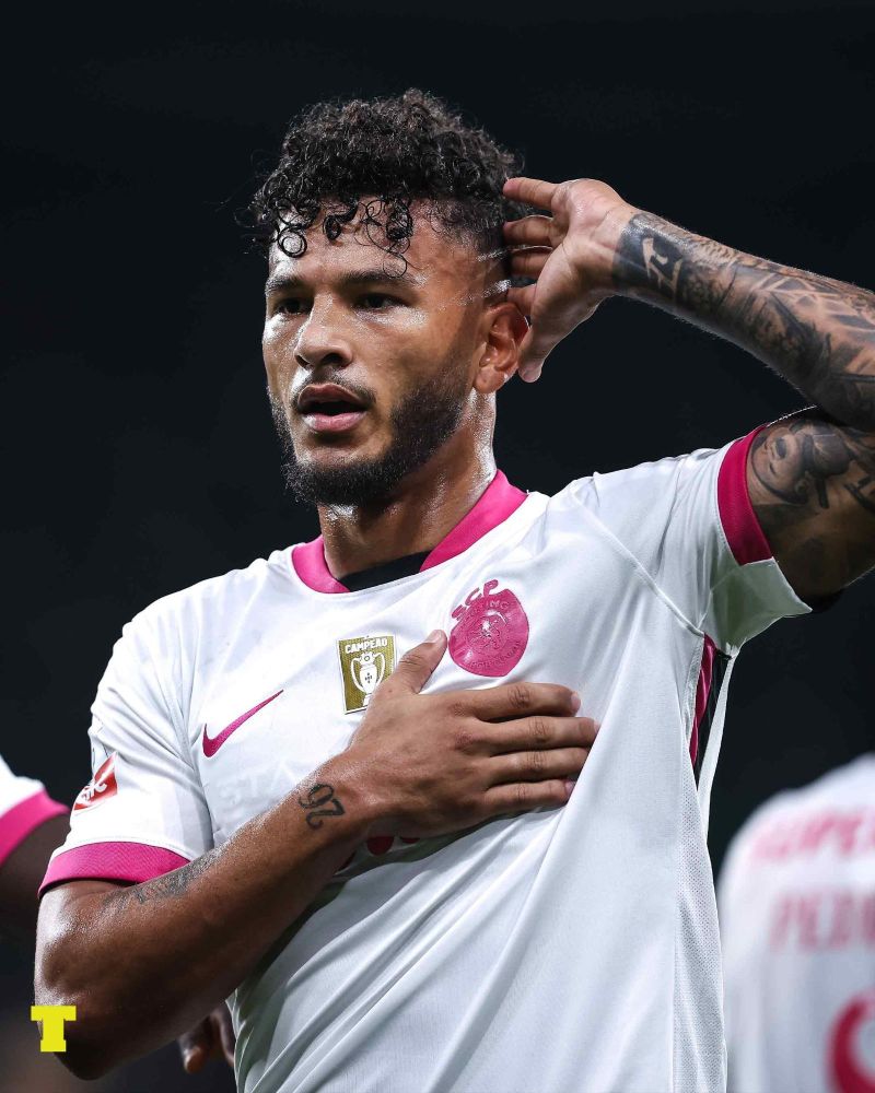camisa-sporting-2025-branco-rosa-outubro-rosa-modelo-torcedor-masculina-hjulmand-trincao-quenda-
