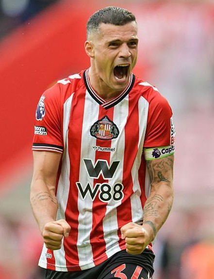 camisa-sunderland-25-26-home-branca-vermelha-reserva-2024-2025-masculina-modelo-torcedor-xhaka-