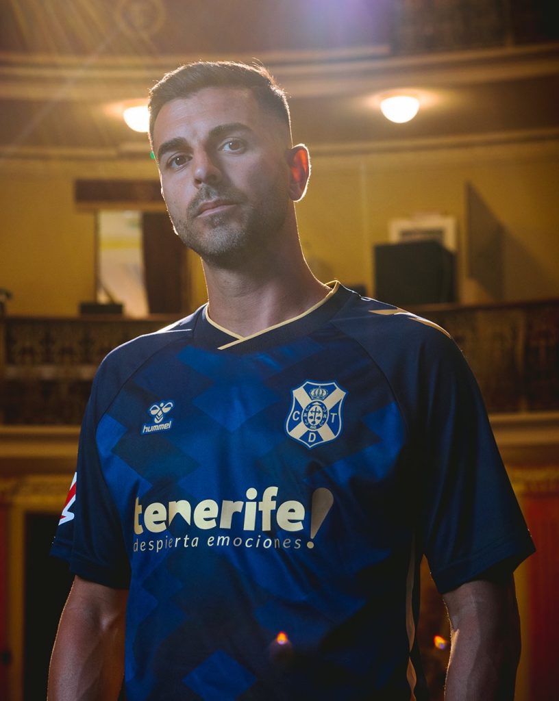 camisa-tenerife-24-25-away-2024-2025-azul-modelo-torcedor-masculina-marlos-moreno-