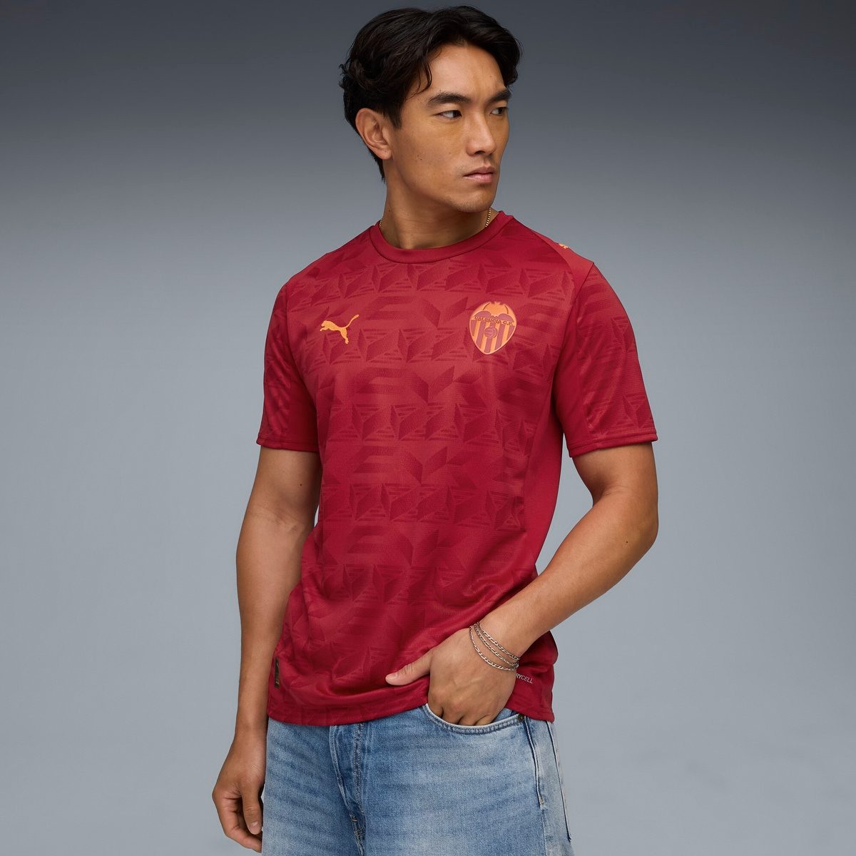 camisa-valencia-away-25-26-2025-2026-vermelha-reserva-masculina-valencistas-murcielagos-modelo-torcedor-gaya-