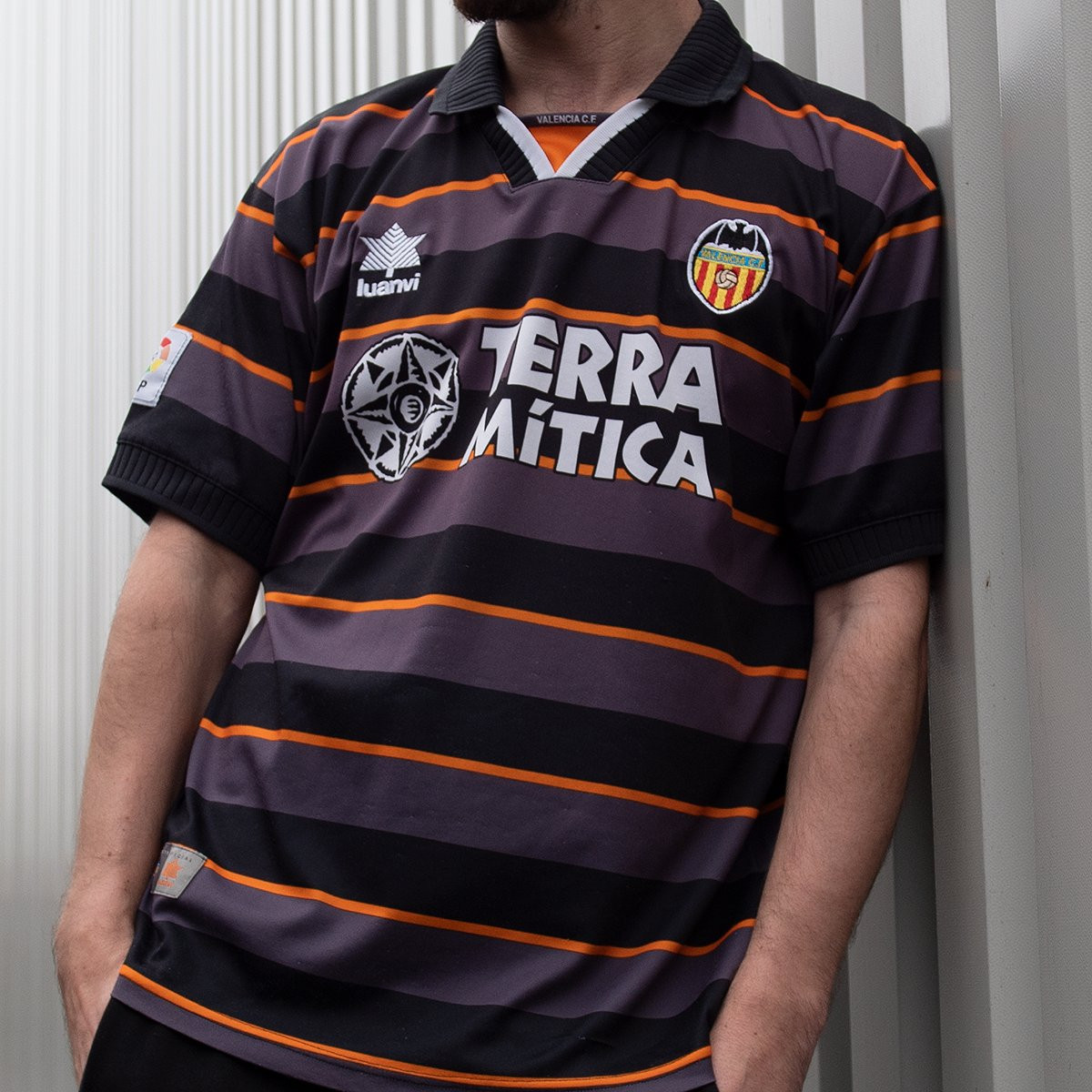 camisa-valencia-retro-1999-2000-preta-cinza-listrada-third-