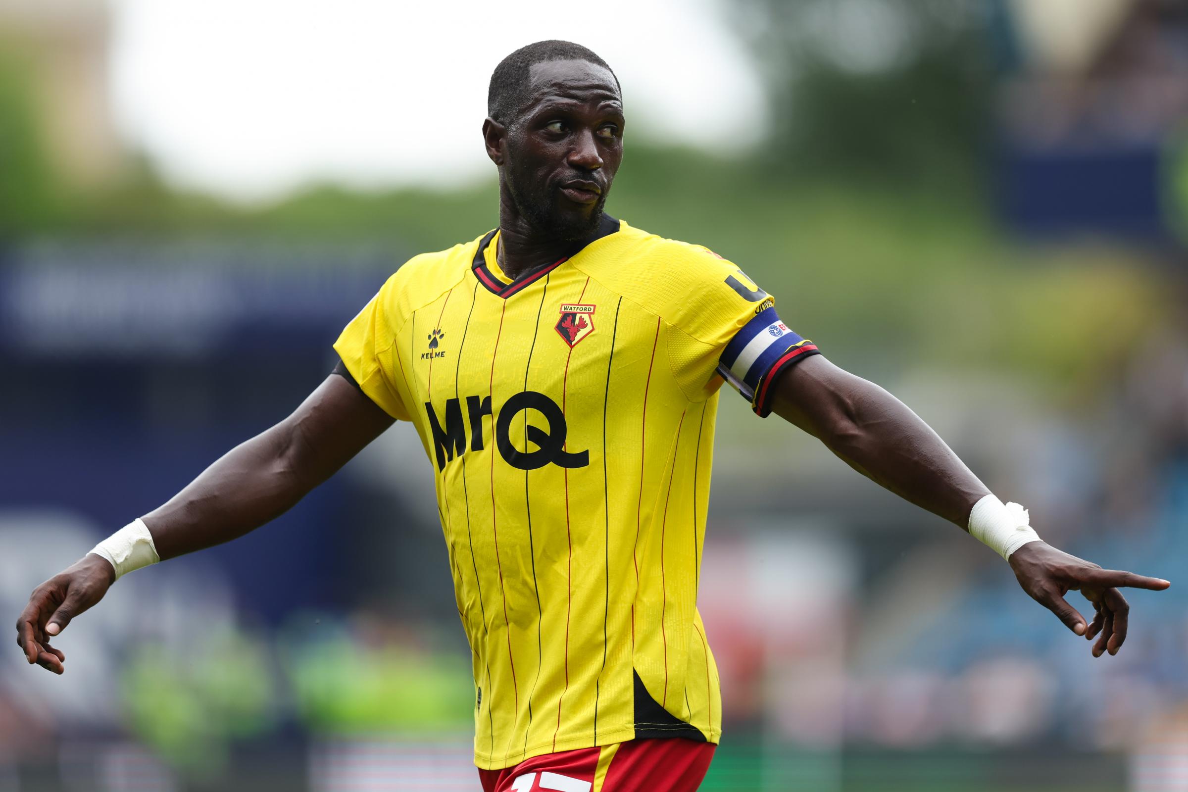 camisa-watford-home-24-25-amarela-2024-2025-masculina-modelo-torcedor-sissoko-