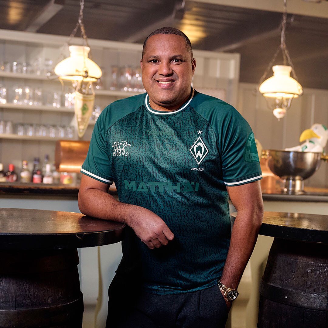 camisa-werder-bremem-125-anos-verde-2024-masculina-verde-modelo-torcedor-leonardo-bittencourt-musah-