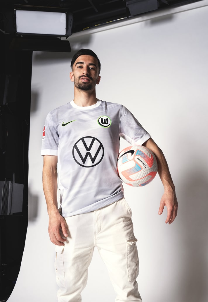 camisa-wolfsburg-away-25-26-2025-2026-masculina-modelo-torcedor-reserva-cinza-vini-souza-vinição-arnold-