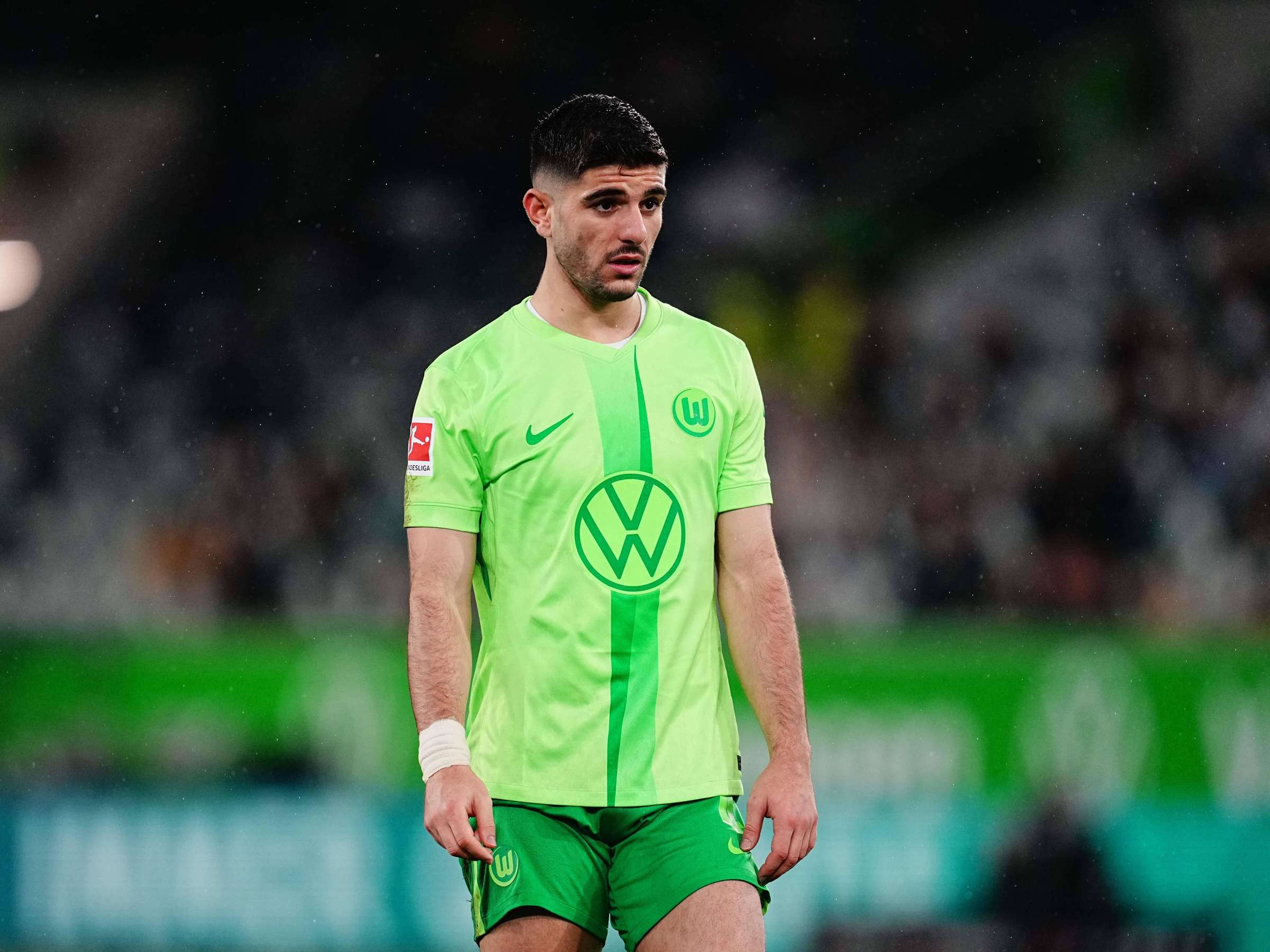 camisa-wolfsburg-home-24-25-2024-2025-masculina-modelo-torcedor-titular-verde-nmecha-arnold-