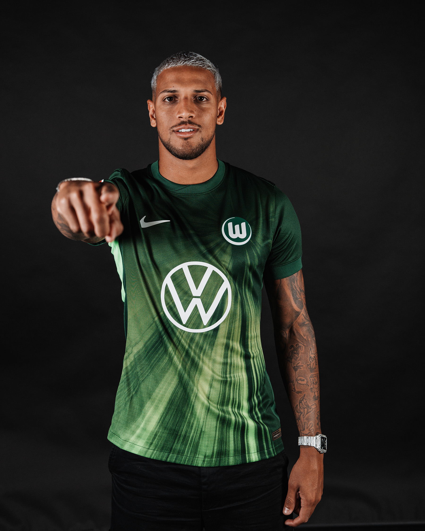 camisa-wolfsburg-home-25-26-2025-2026-masculina-modelo-torcedor-titular-verde-vini-souza-vinição-arnold-