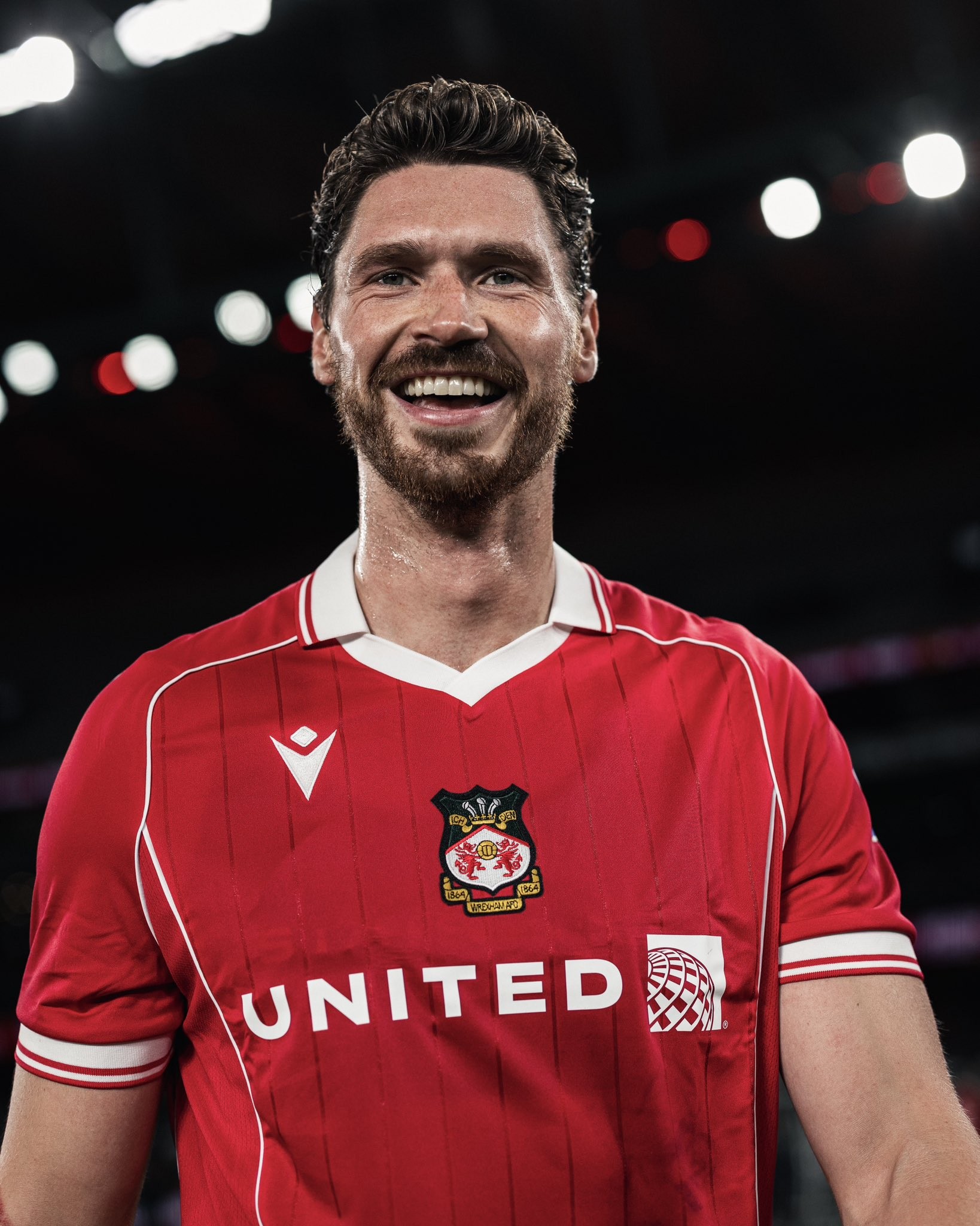 camisa-wrexham-25-26-vermelha-2025-2026-modelo-torcedor-masculina-ryan-reynolds-deadpool-coady-