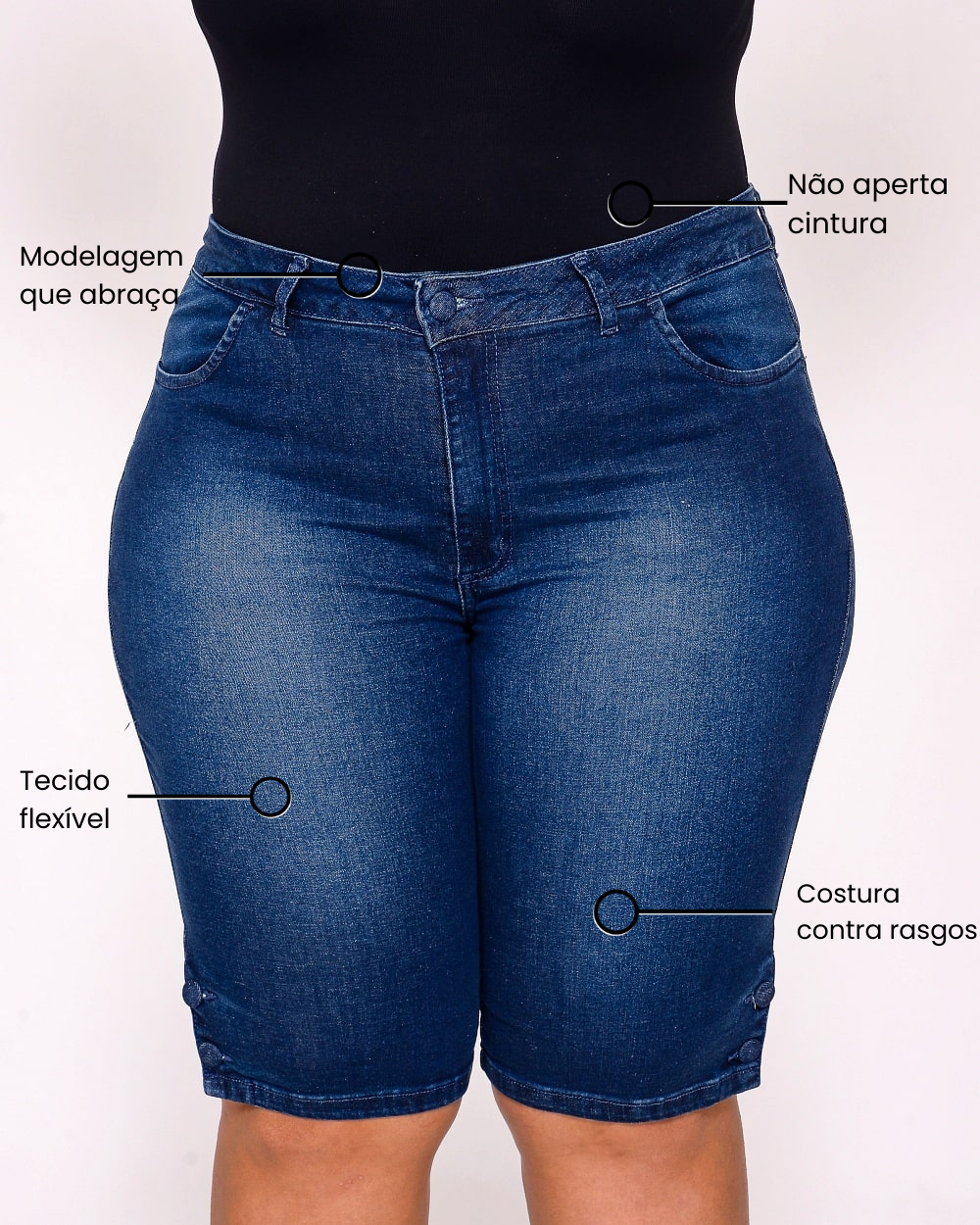 Mulher vestindo jeans confortável