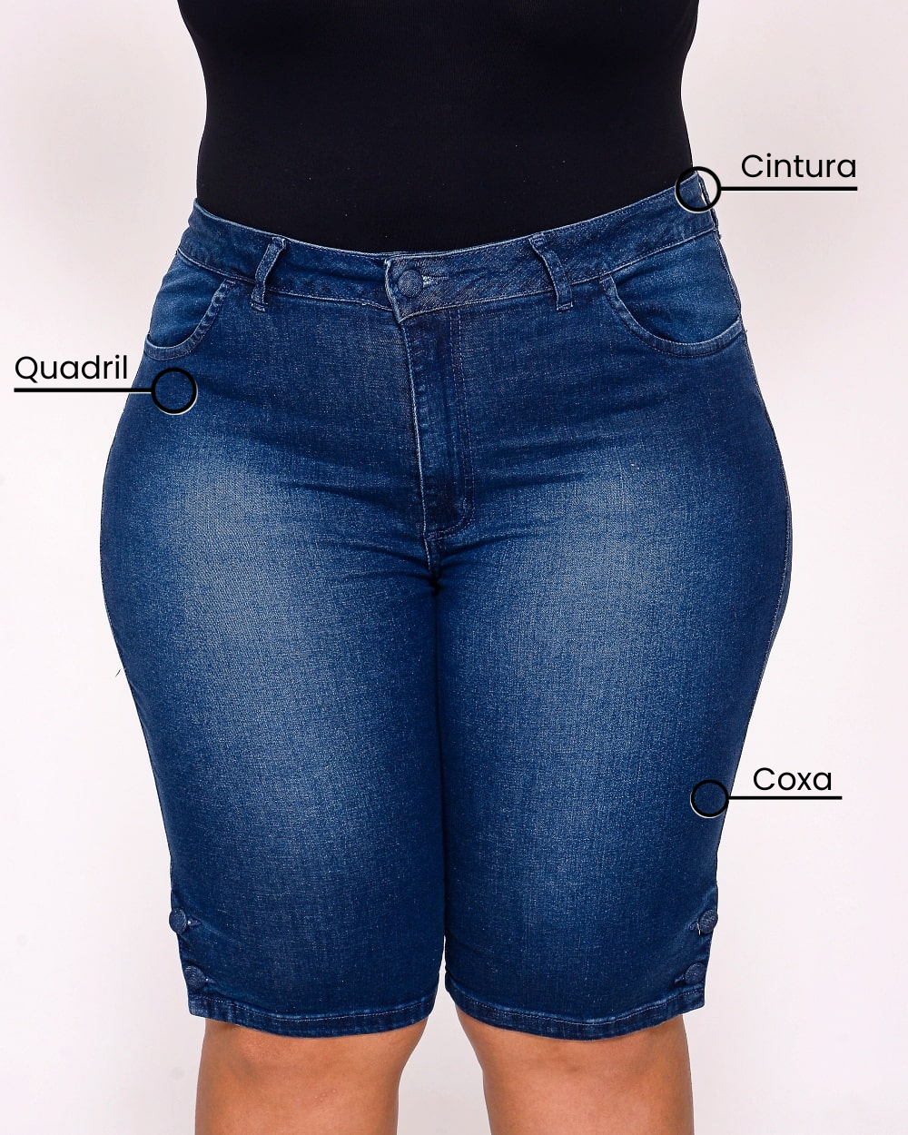 Mulher vestindo jeans confortável