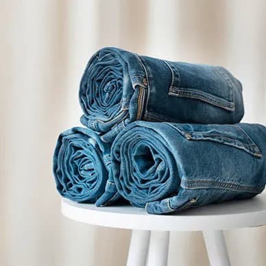 Mulher vestindo jeans confortável