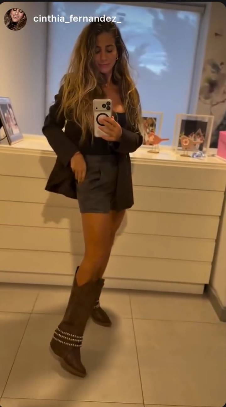 Cinthia Fern&aacute;ndez con botas Mirame Juana