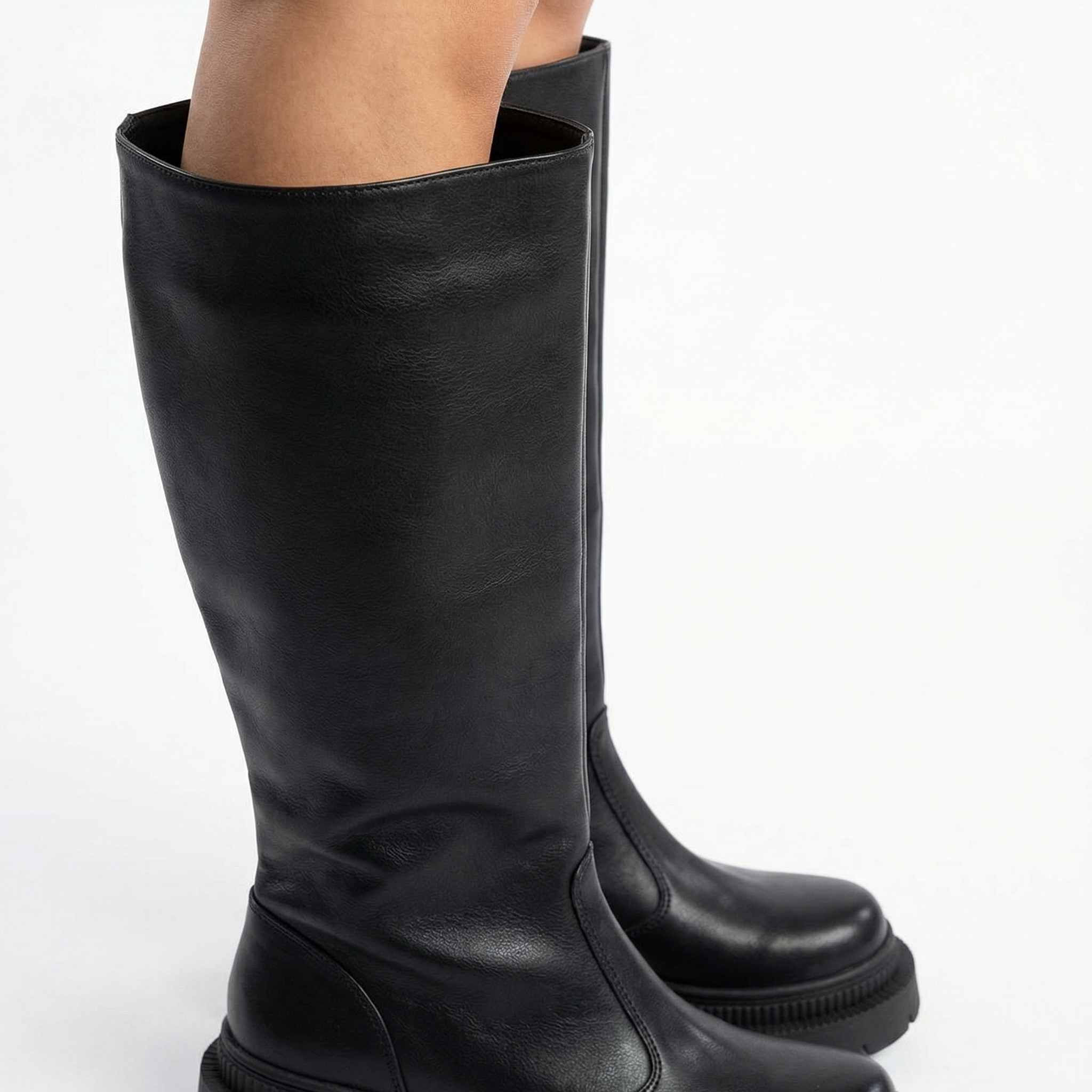 Detalle caña ancha MARVEL - espacio cómodo en el tobillo