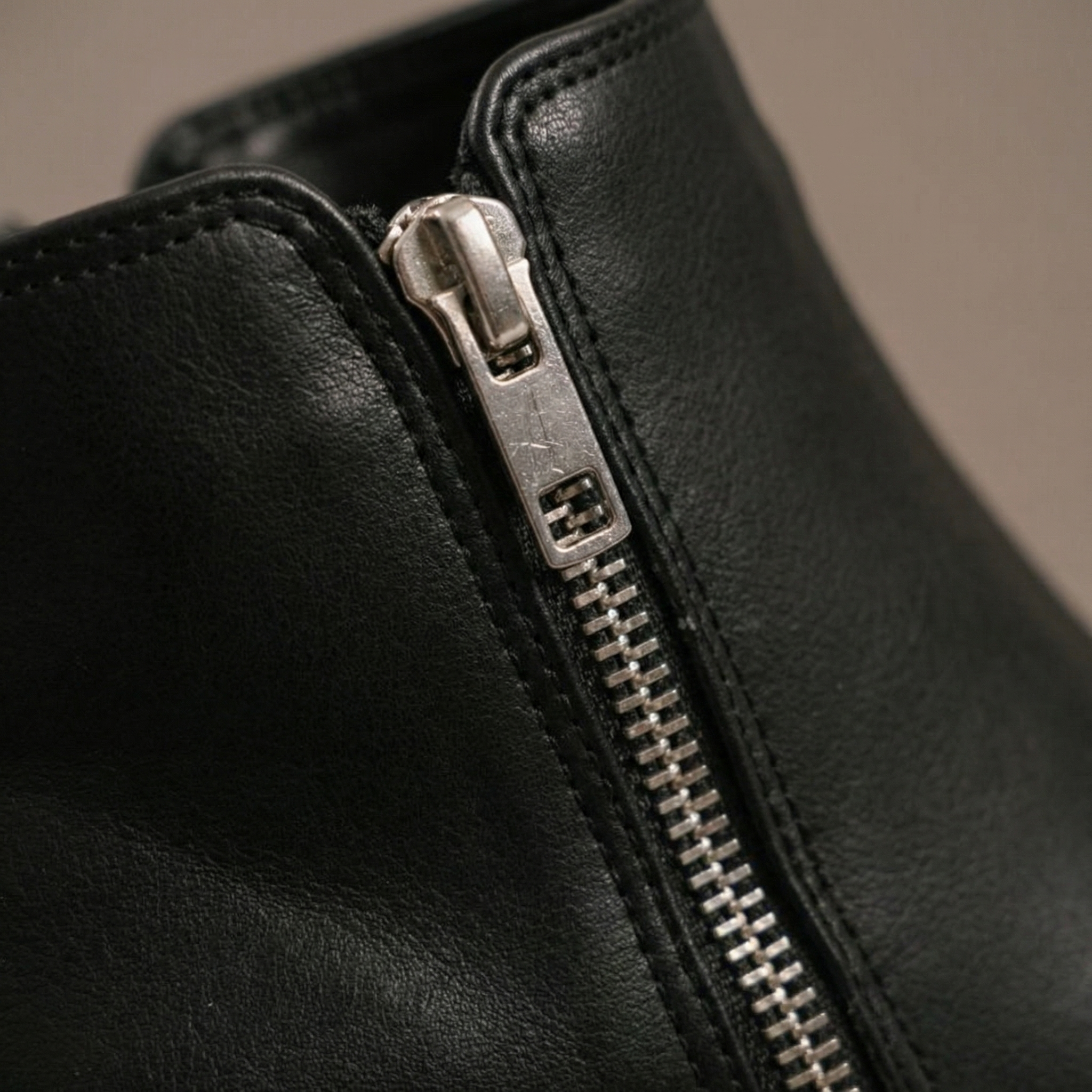 Detalle cierre lateral met&aacute;lico Botas Wesley chocolate