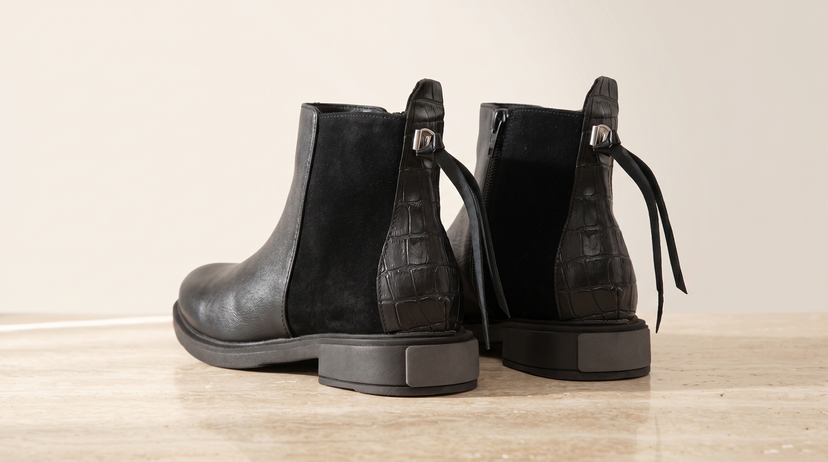 Botas Charo en negro, vista trasera mostrando cuero PU, gamuza y panel croco