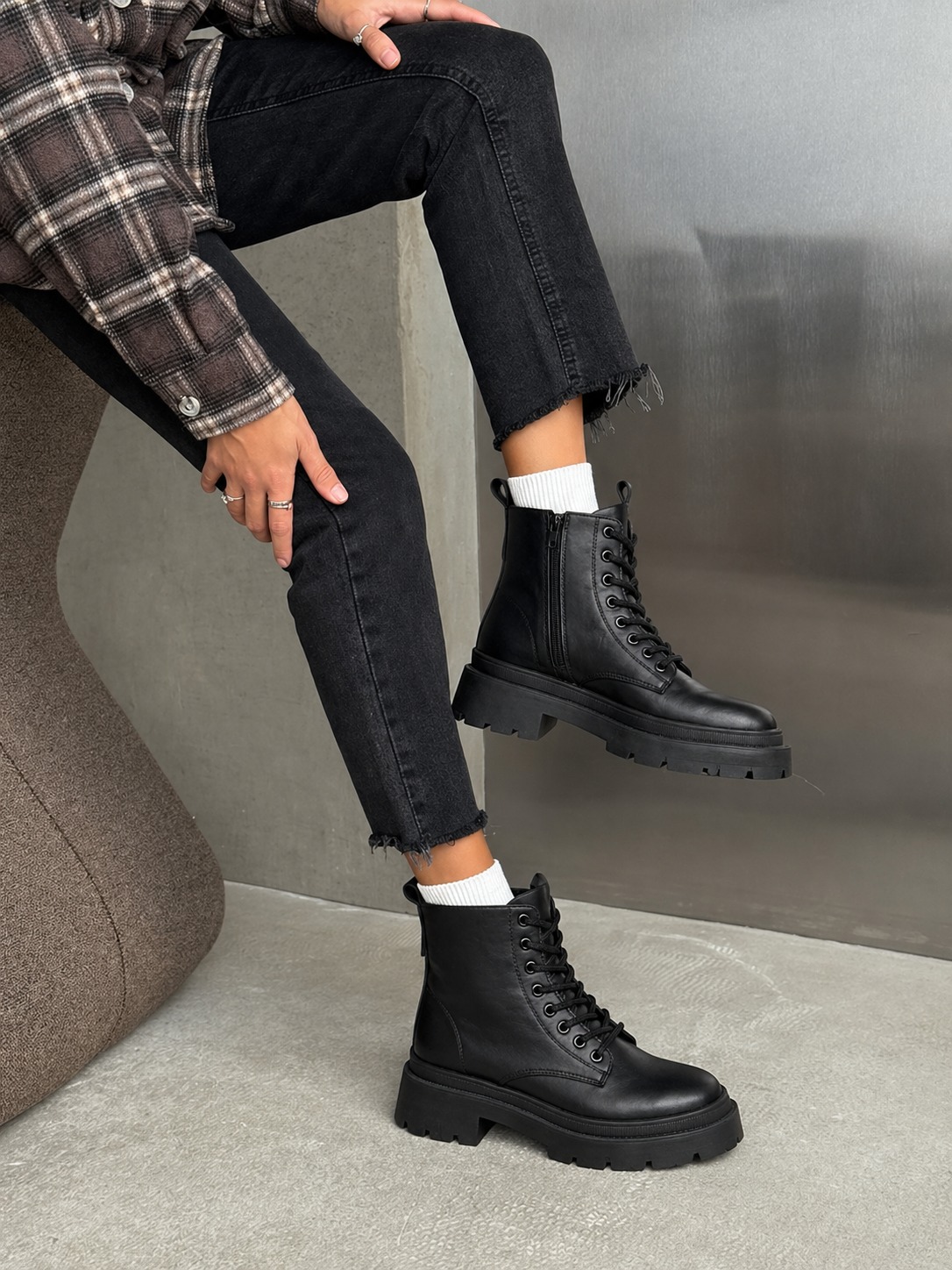 Borcego Guevara negro puesto con jeans y flannel
