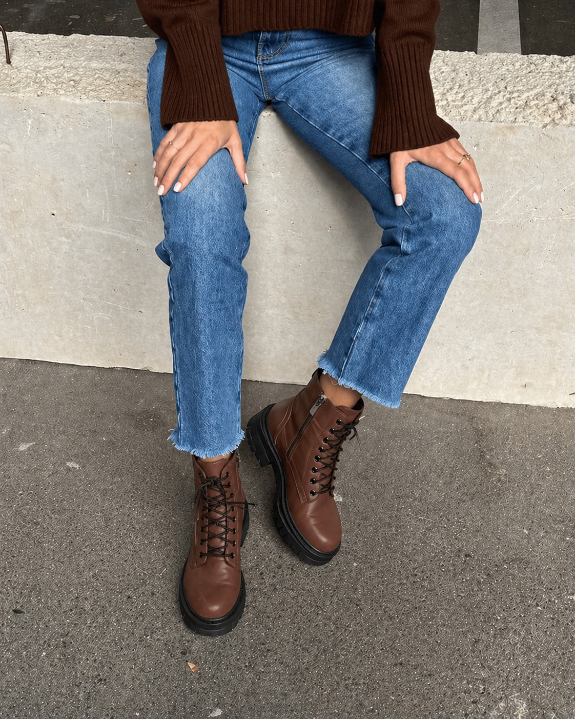 Borcego Guevara chocolate en la calle con jeans