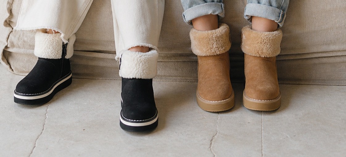 Alaskita &mdash; cuatro pies con pantubotas en contexto cotidiano
