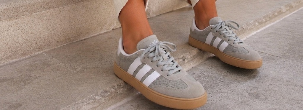 Zapatillas Soho gris sobre escalones de piedra, contexto editorial calle