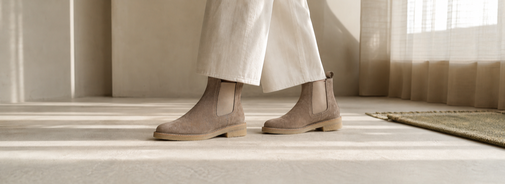 Botas Mara color Visón, cuero legítimo, contexto editorial loft minimalista