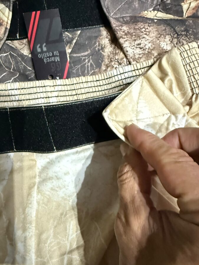 Detalle de la cintura regulable con velcro