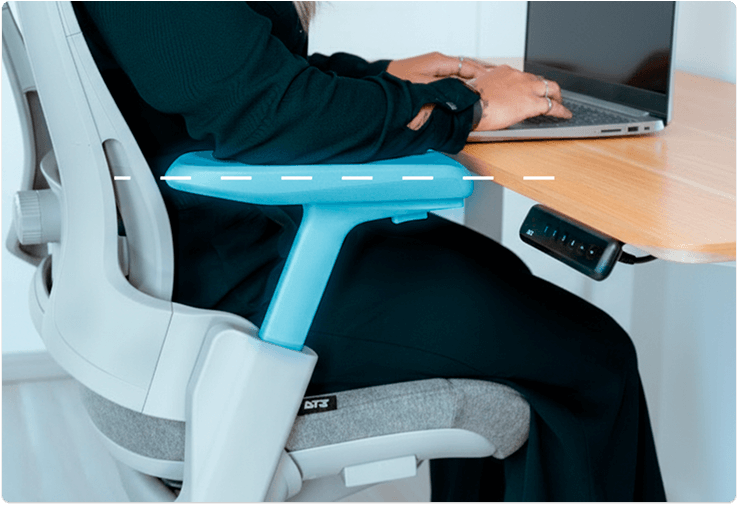 Adria DT3 com foco no apoio de braços ajustável, proporcionando conforto e alinhamento ideal durante o uso.