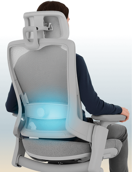 Homem sentado na Adria DT3 com foco no suporte lombar integrado e em conforto e postura saudável.