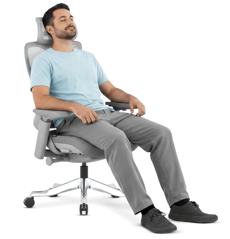 Imagem de homem sentado na cadeira Adria demonstrando conforto e relaxamento.