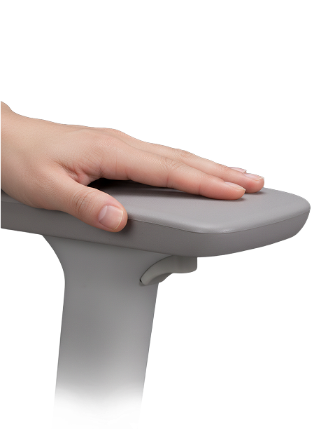 Cadeira Atria DT3 com foco no apoio de braço com mão passando em cima.