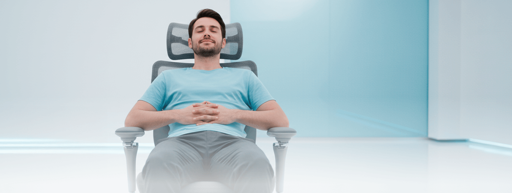 Cadeira DT3 Frost vista de frente com homem sentado demonstrando conforto do reclino.