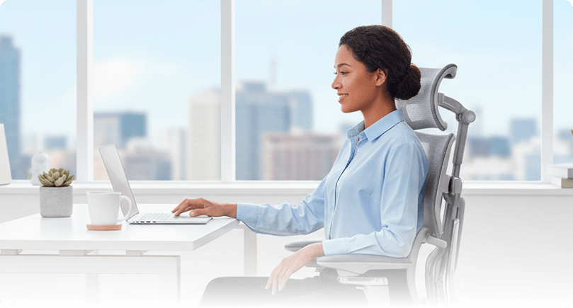 Cadeira DT3 Frost ambientada em escritório com mulher sentada.