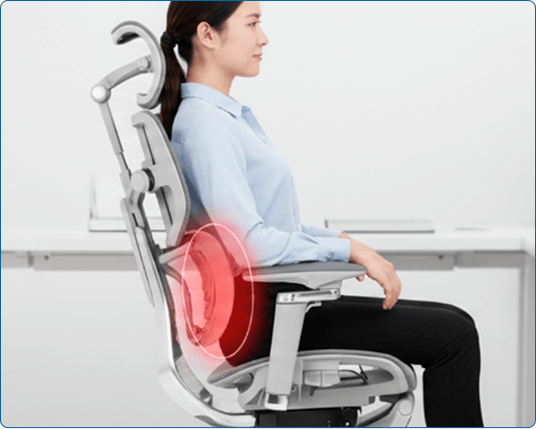 Cadeira Frost DT3 com mulher sentada vista de perfil destacando o ajuste lombar.