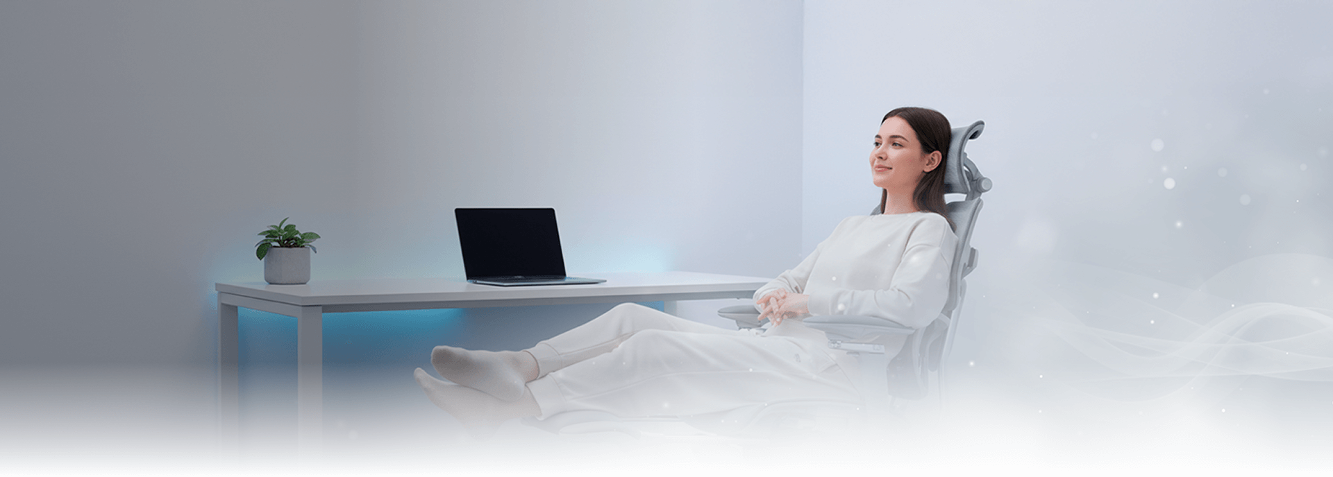 Cadeira DT3 Frost ambientada em sala clean com mulher sentada em posição relaxante.