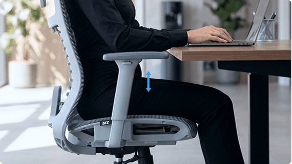 Detalhe do apoio de braço com regulagem de altura da cadeira ergonômica DT3 Saros durante uso no escritório.