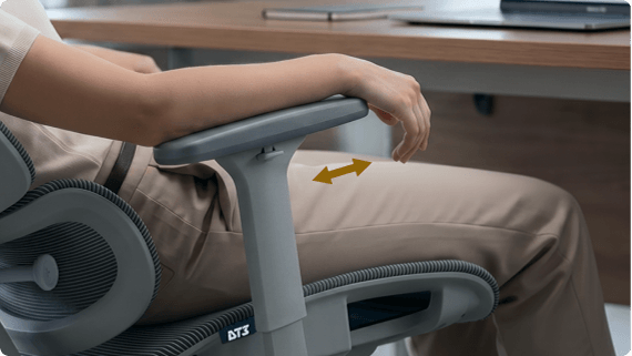 Detalhe do apoio de braço com regulagem de profundidade da cadeira ergonômica DT3 Selene.
