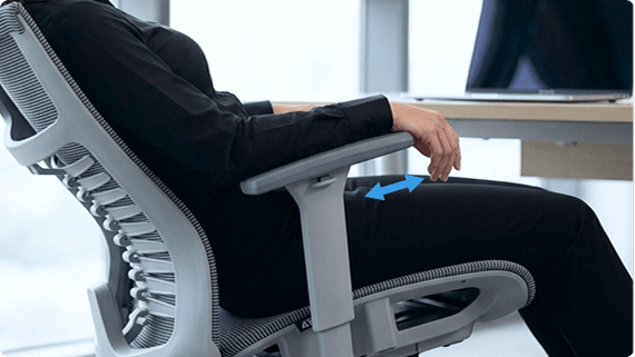 Detalhe do apoio de braço com regulagem de profundidade da cadeira ergonômica DT3 Saros.