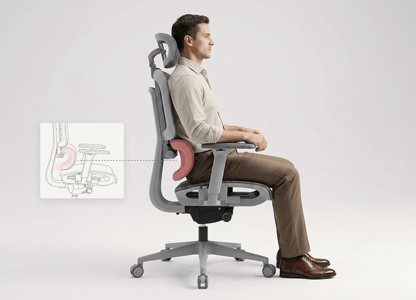 Homem sentado na cadeira ergonômica DT3 Selene com destaque para o suporte lombar ajustável e postura correta da coluna.